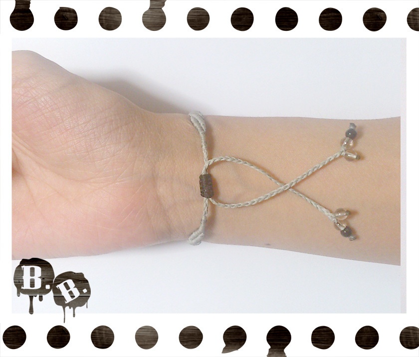 クラウンドロップブレスレット【ブルーゴールドストーン】【シルバーグレーコード】【ハンドメイドアクセサリー】