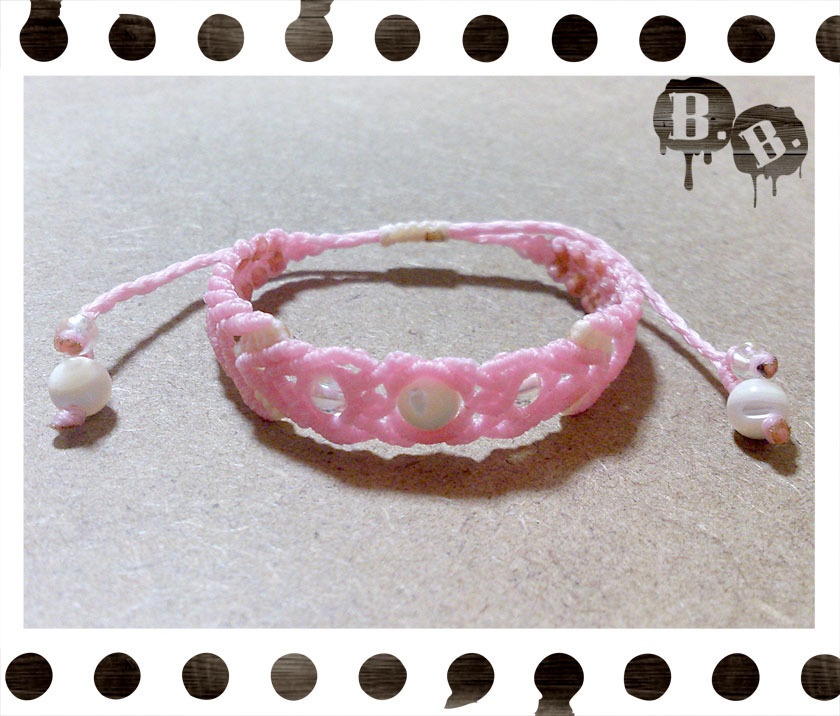 【夏向けライトカラー】バイカラーブレスレット【マザーオブパール】【ピンクxナチュラルホワイト】【ハンドメイドアクセサリー】