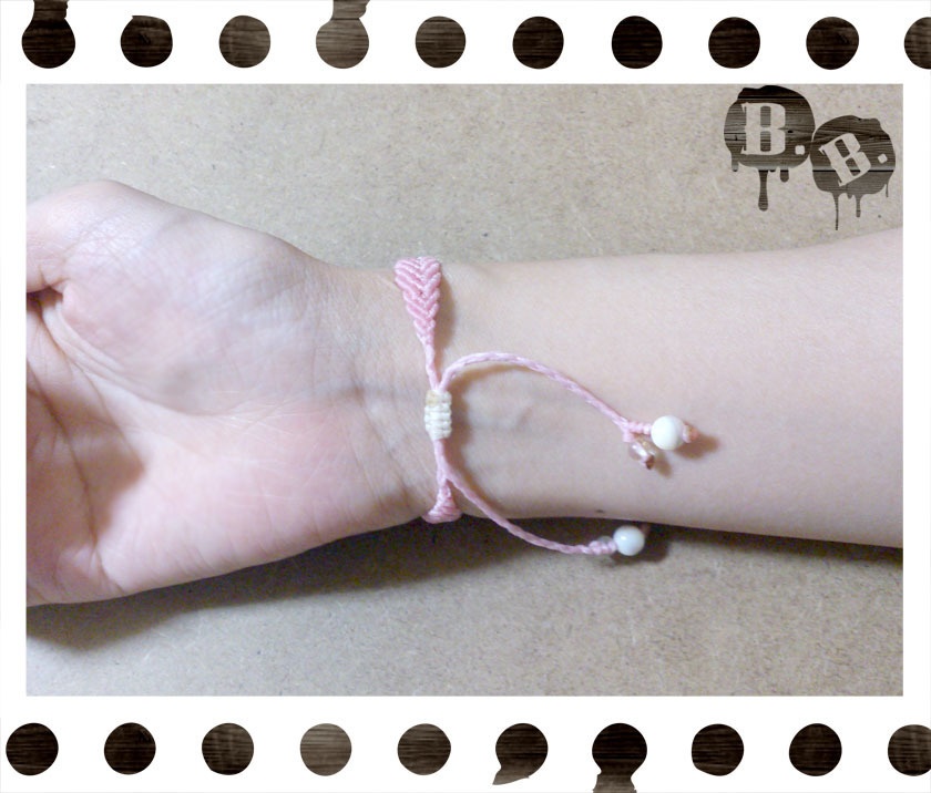 【夏向けライトカラー】バイカラーブレスレット【マザーオブパール】【ピンクxナチュラルホワイト】【ハンドメイドアクセサリー】