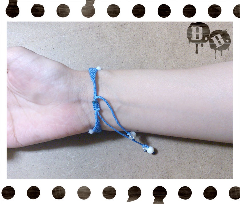 【夏向けライトカラー】ウェーブウェブブレスレット【マザーオブパール】【スカイブルーコード】【ハンドメイドアクセサリー】