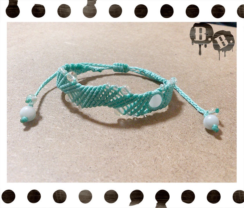 【夏向けライトカラー】ウェーブウェブブレスレット【ホワイトジェイド】【ミントグリーンコード】【ハンドメイドアクセサリー】