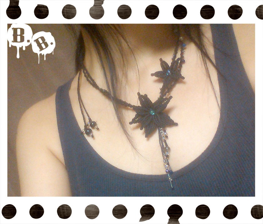 夜空と星花のネックレス【ブラックルナフラッシュ】【ブラックコード】【ハンドメイドアクセサリー】