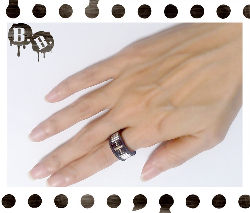 モノトーンリング【ガラスビーズ】【ブラックコード】【ハンドメイドアクセサリー】