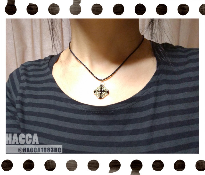 ブラッククロスネックレス【ガラスビーズ】【ハンドメイドアクセサリー】