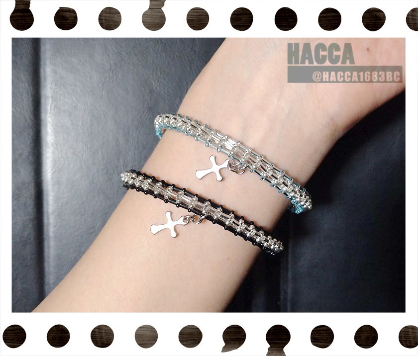 バックボーンバングル(クロスチャーム付【ガラスビーズ】【ハンドメイドアクセサリー】