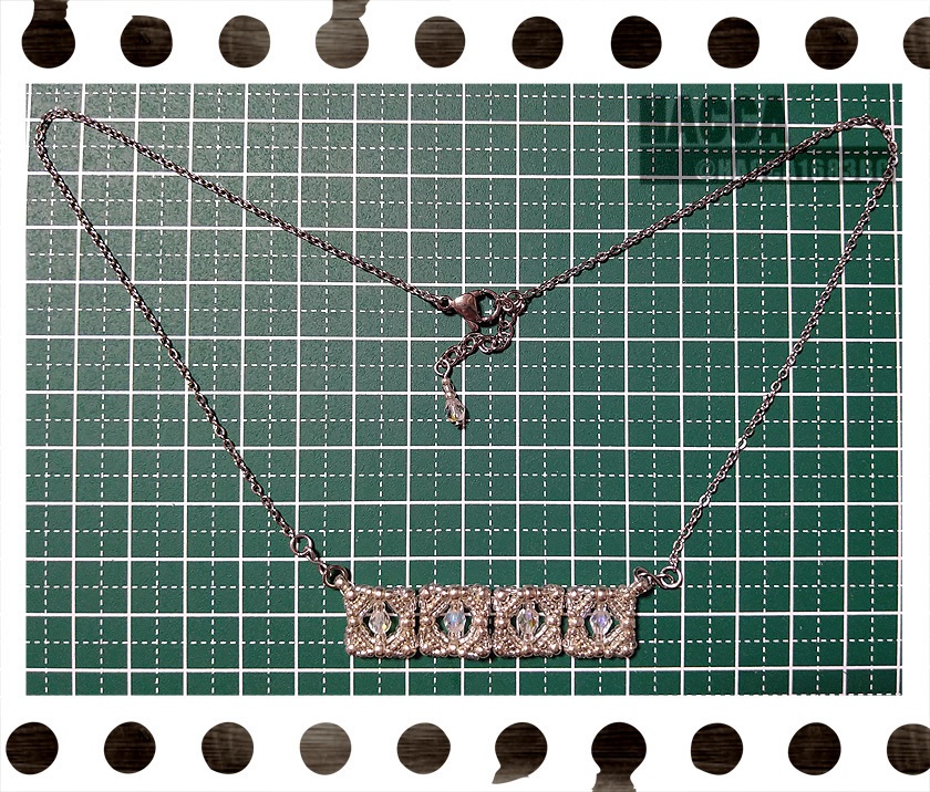 【2021クリスマス】スクエアタイルのビーズアクセサリー(ネックレス・ピアスセット)【ガラスビーズ】【サージカルステンレス】【ハンドメイドアクセサリー】