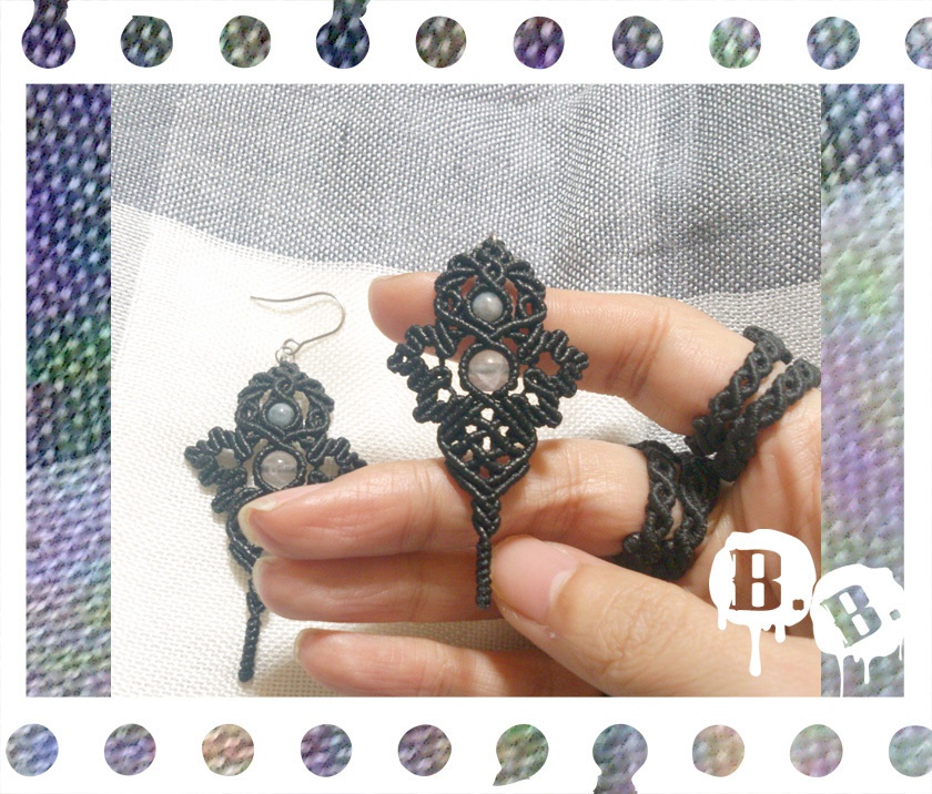 蝶蜂のピアスセット【アイスローズクォーツ】【ブラックコード】【ハンドメイドアクセサリー】