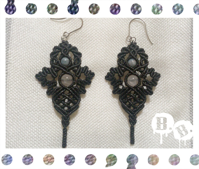 蝶蜂のピアスセット【アイスローズクォーツ】【ブラックコード】【ハンドメイドアクセサリー】