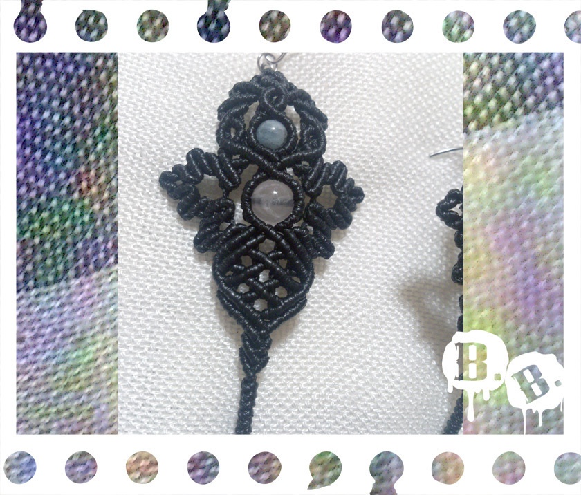 蝶蜂のピアスセット【アイスローズクォーツ】【ブラックコード】【ハンドメイドアクセサリー】