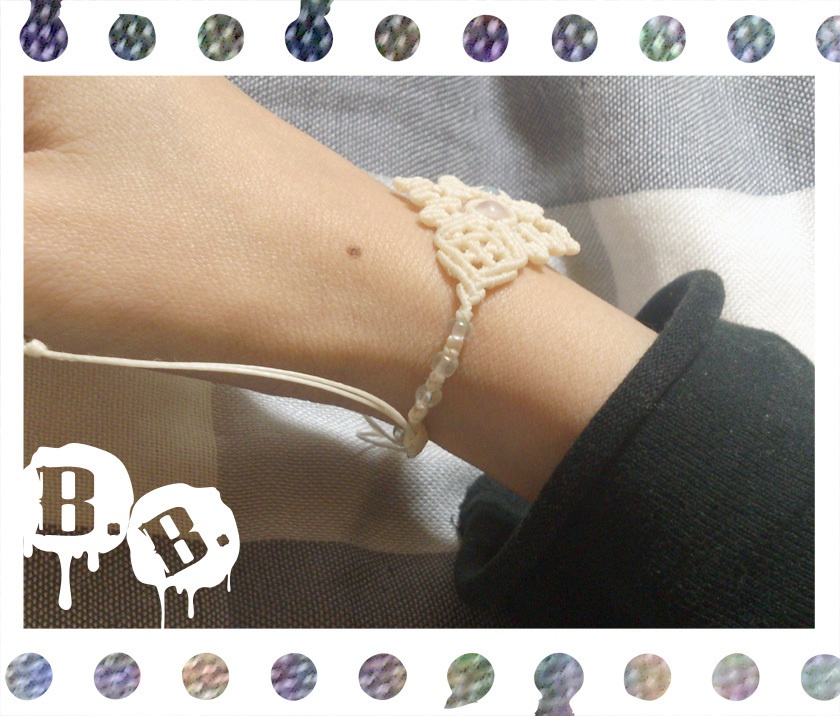 【アシンメトリー】蝶蜂のブレスレット【ローズクォーツ】【ナチュラルホワイトコード】【ハンドメイドアクセサリー】