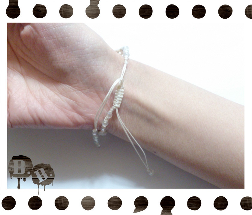 【アシンメトリー】蝶蜂のブレスレット【ラベンダーアメジスト】【ナチュラルホワイトコード】【ハンドメイドアクセサリー】