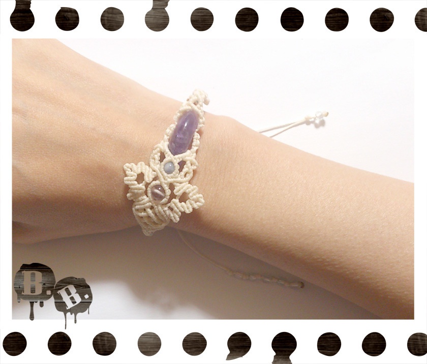 【アシンメトリー】蝶蜂のブレスレット【ラベンダーアメジスト】【ナチュラルホワイトコード】【ハンドメイドアクセサリー】
