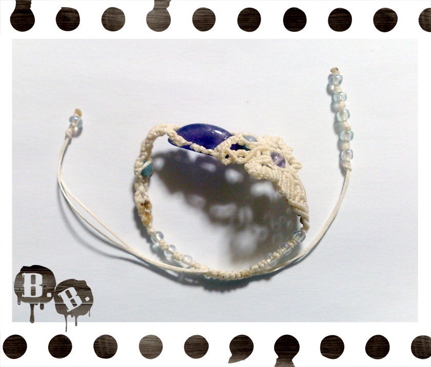 【アシンメトリー】蝶蜂のブレスレット【ラベンダーアメジスト】【ナチュラルホワイトコード】【ハンドメイドアクセサリー】