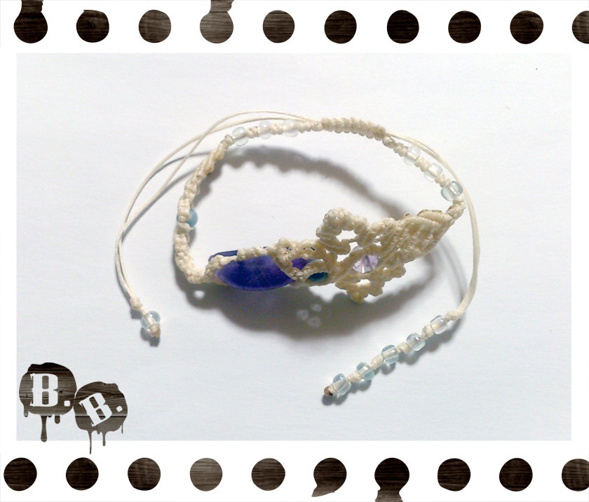 【アシンメトリー】蝶蜂のブレスレット【ラベンダーアメジスト】【ナチュラルホワイトコード】【ハンドメイドアクセサリー】