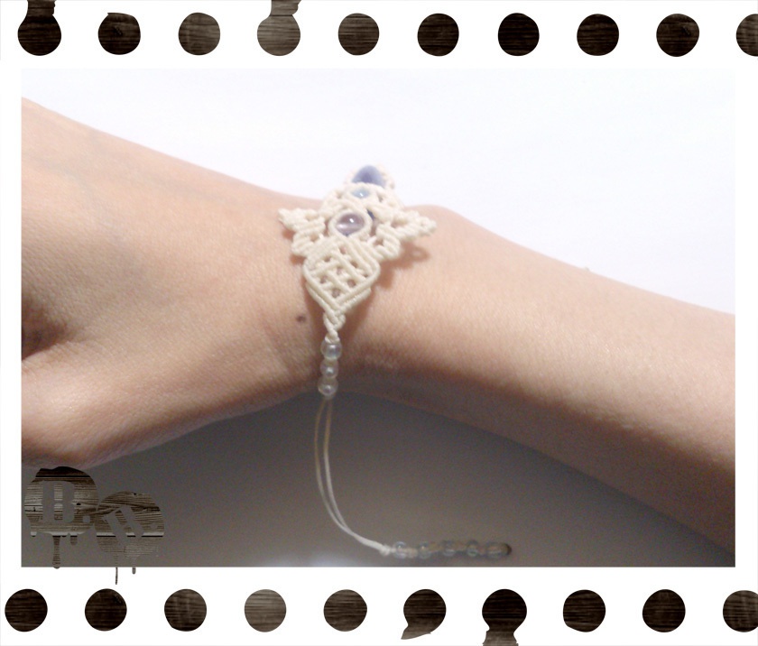 【アシンメトリー】蝶蜂のブレスレット【ラベンダーアメジスト】【ナチュラルホワイトコード】【ハンドメイドアクセサリー】