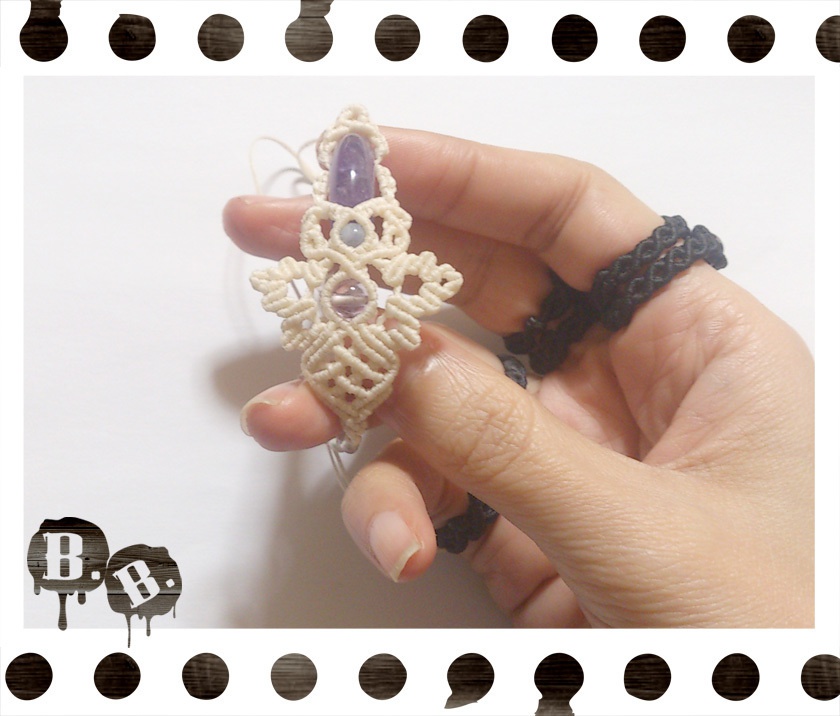 【アシンメトリー】蝶蜂のブレスレット【ラベンダーアメジスト】【ナチュラルホワイトコード】【ハンドメイドアクセサリー】