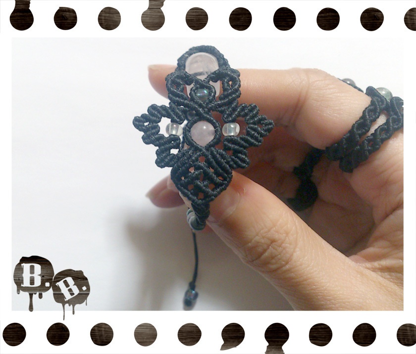 【アシンメトリー】蝶蜂のブレスレット【ローズクォーツ】【ブラックコード】【ハンドメイドアクセサリー】