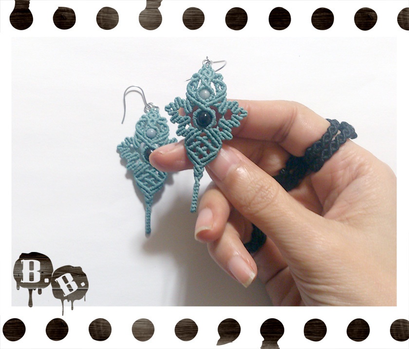 蝶蜂のピアスセット【ブラックサードニクス】【ブルーグリーンコード】【ハンドメイドアクセサリー】