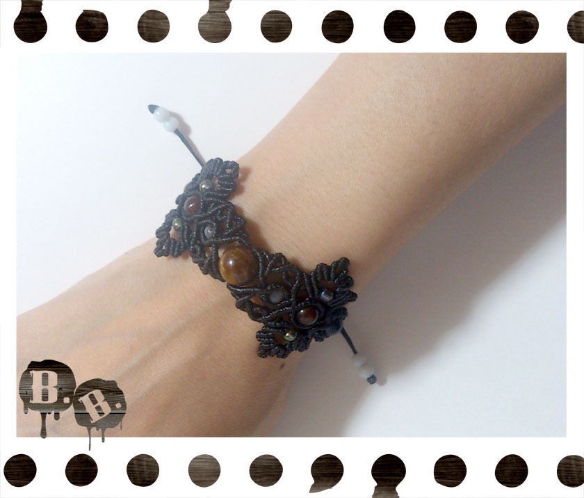 番の尾長珠蝶蜂ブレスレット【金珊瑚】【ブラックコード】【ハンドメイドアクセサリー】