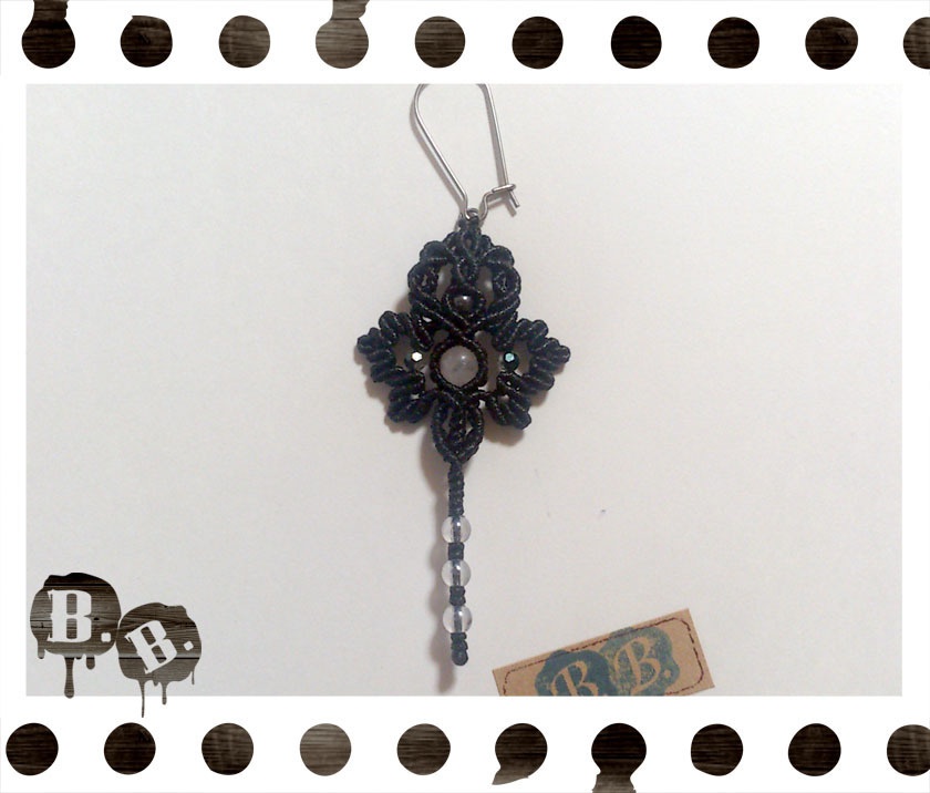 尾長蝶蜂の片耳用キドニーフックピアス【ローズクォーツ】【ブラックコード】【ハンドメイドアクセサリー】