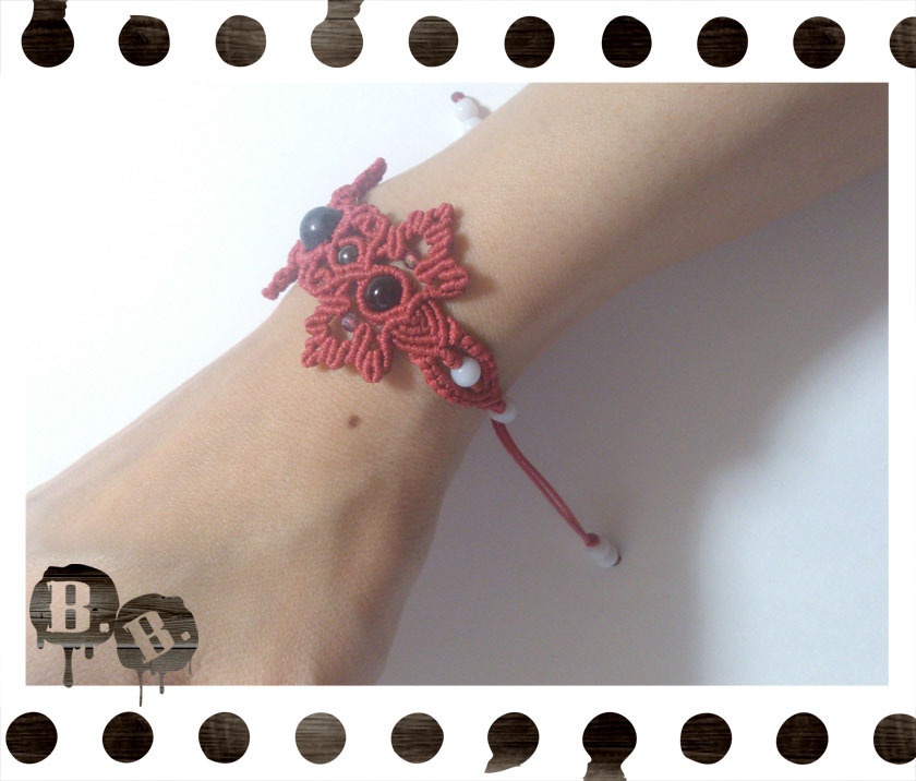 番の玉蝶ブレスレット【ブラックラブラドライト】【レッドコード】【ハンドメイドアクセサリー】