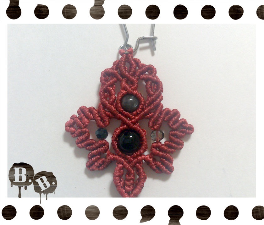 尾長蝶蜂の片耳用キドニーフックピアス【オニキス】【レッドコード】【ハンドメイドアクセサリー】