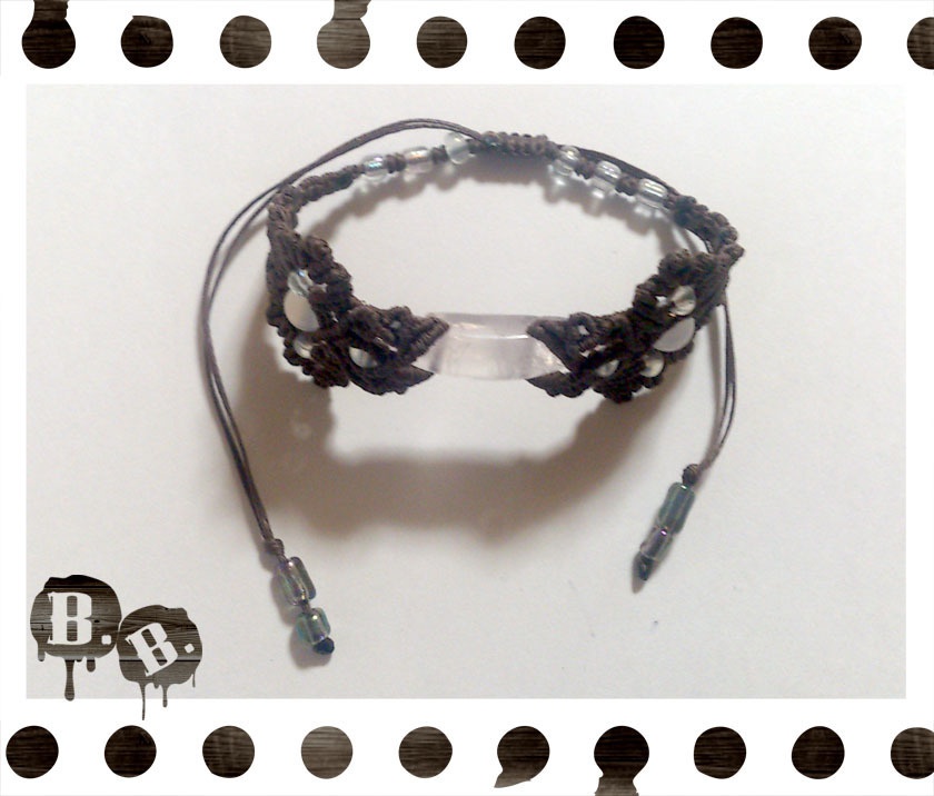 番の蝶蜂ブレスレット【ホワイトアゲート】【ブラウンコード】【ハンドメイドアクセサリー】