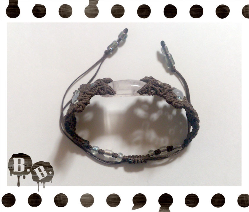 番の蝶蜂ブレスレット【ホワイトアゲート】【ブラウンコード】【ハンドメイドアクセサリー】