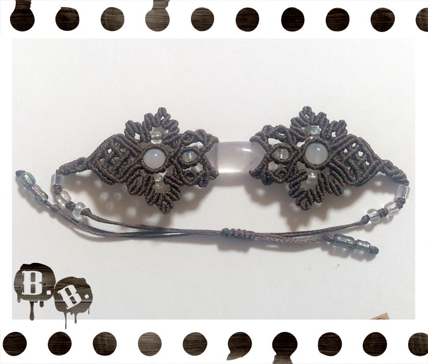 番の蝶蜂ブレスレット【ホワイトアゲート】【ブラウンコード】【ハンドメイドアクセサリー】