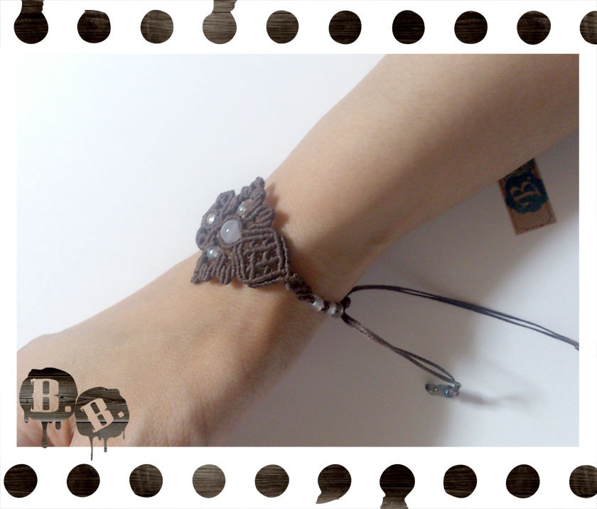 番の蝶蜂ブレスレット【ホワイトアゲート】【ブラウンコード】【ハンドメイドアクセサリー】