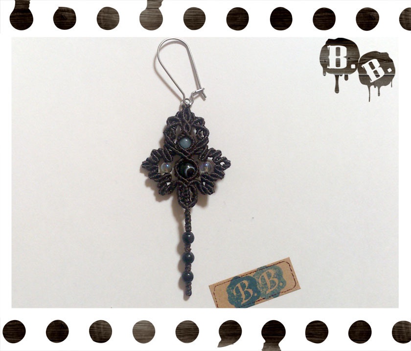 尾長蝶蜂の片耳用キドニーフックピアス【ブラックサードニクス】【ブラウンコード】【ハンドメイドアクセサリー】