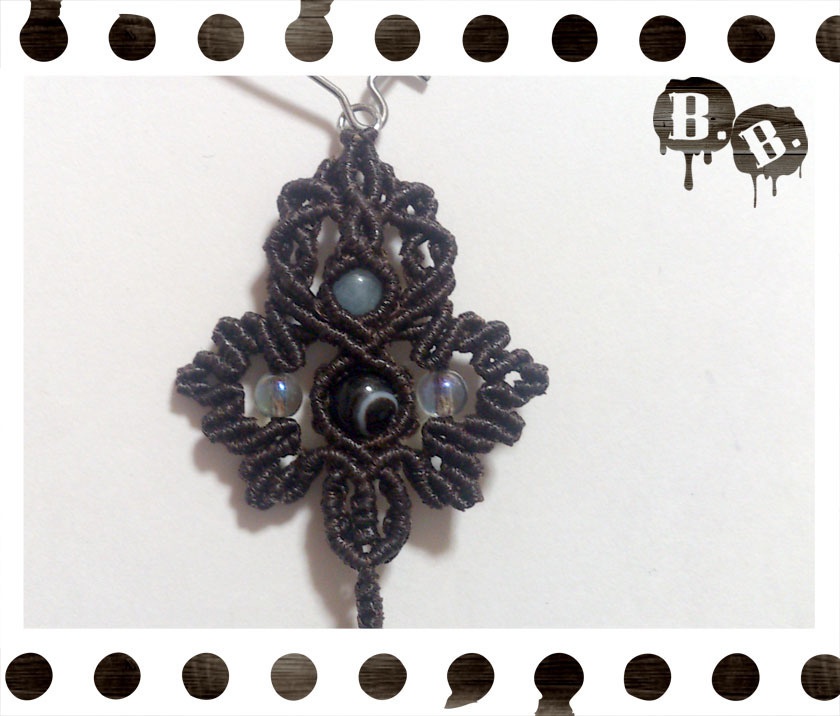 尾長蝶蜂の片耳用キドニーフックピアス【ブラックサードニクス】【ブラウンコード】【ハンドメイドアクセサリー】