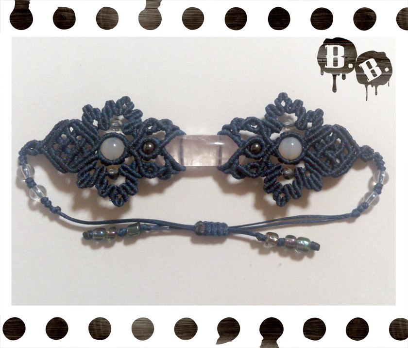 番の蝶蜂ブレスレット【ホワイトアゲート】【ネイビーコード】【ハンドメイドアクセサリー】