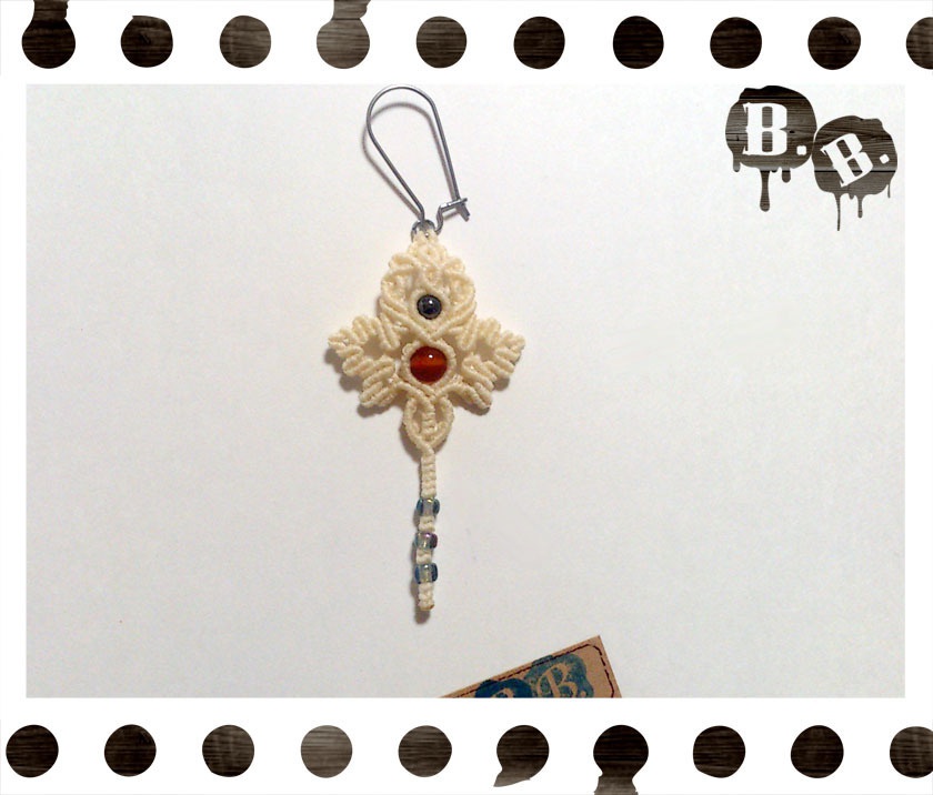 尾長蝶蜂の片耳用キドニーフックピアス【カーネリアン】【ナチュラルホワイトコード】【ハンドメイドアクセサリー】