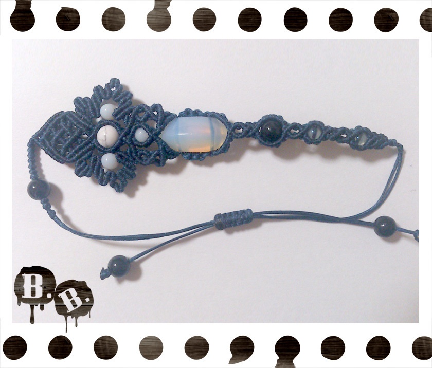 【アシンメトリー】蝶蜂のブレスレット【ハウライト】【ネイビーコード】【ハンドメイドアクセサリー】