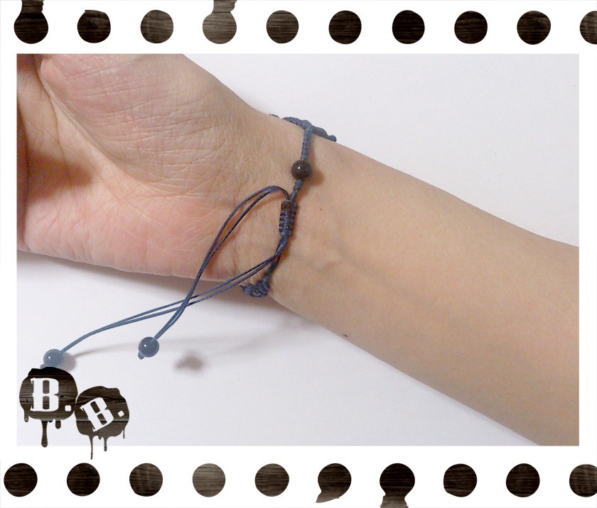 【アシンメトリー】蝶蜂のブレスレット【ハウライト】【ネイビーコード】【ハンドメイドアクセサリー】