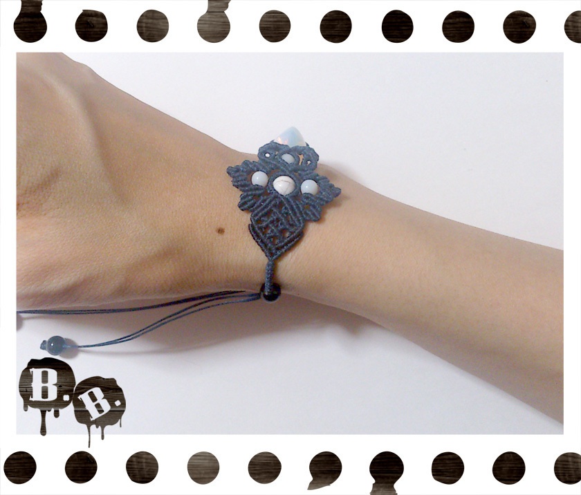 【アシンメトリー】蝶蜂のブレスレット【ハウライト】【ネイビーコード】【ハンドメイドアクセサリー】