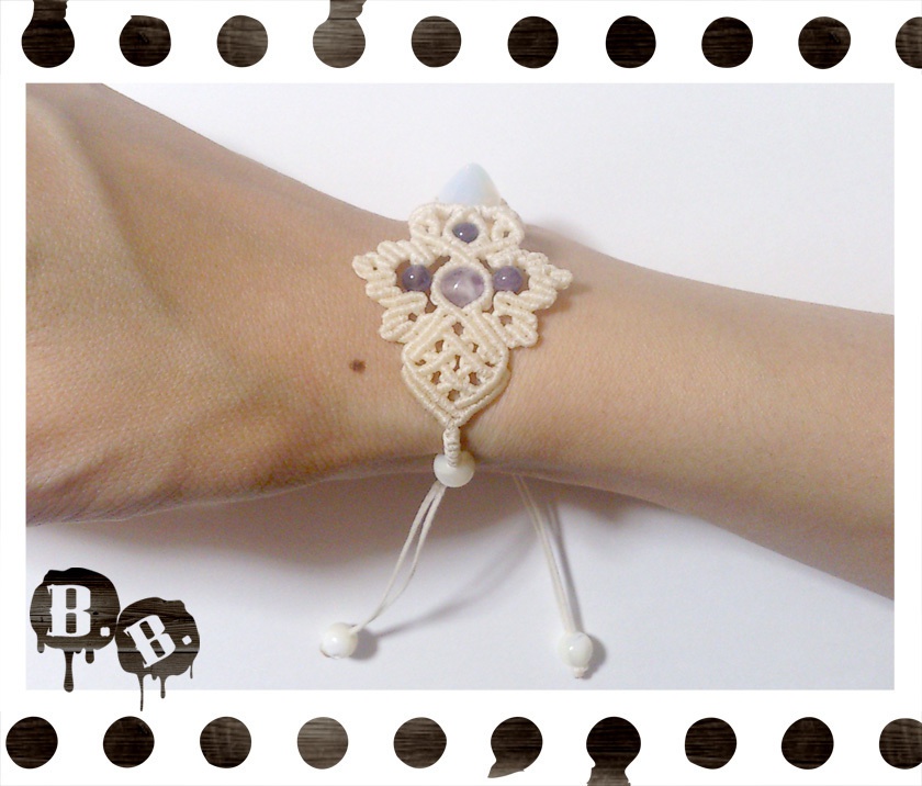 【アシンメトリー】蝶蜂のブレスレット【ラベンダーアメジスト】【ナチュラルホワイトコード】【ハンドメイドアクセサリー】