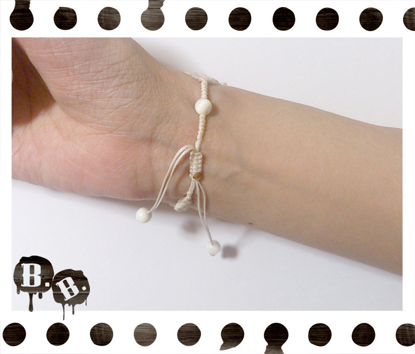 【アシンメトリー】蝶蜂のブレスレット【ラベンダーアメジスト】【ナチュラルホワイトコード】【ハンドメイドアクセサリー】