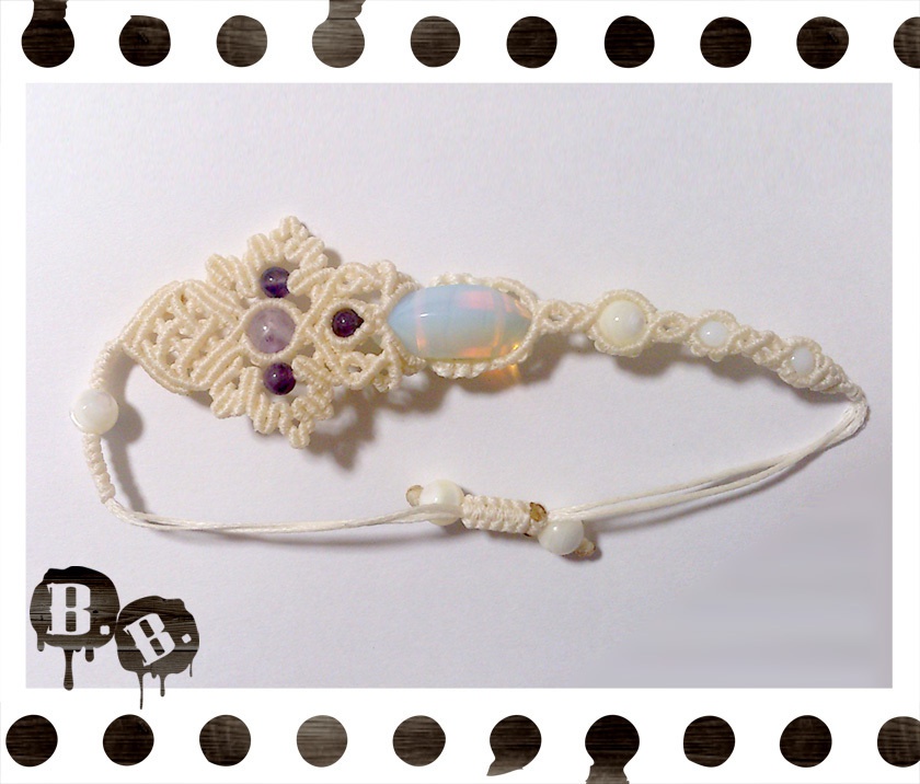 【アシンメトリー】蝶蜂のブレスレット【ラベンダーアメジスト】【ナチュラルホワイトコード】【ハンドメイドアクセサリー】