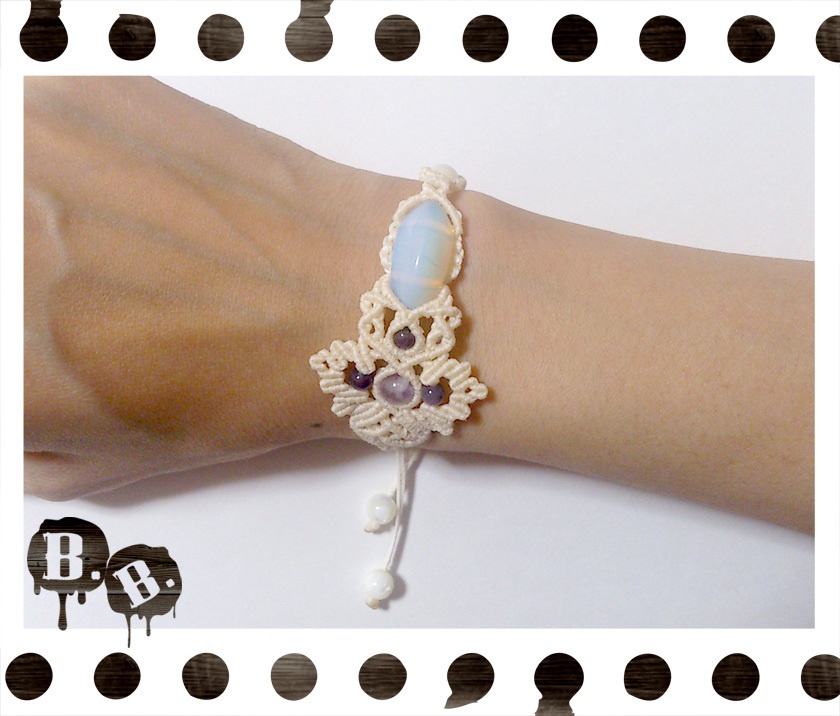 【アシンメトリー】蝶蜂のブレスレット【ラベンダーアメジスト】【ナチュラルホワイトコード】【ハンドメイドアクセサリー】