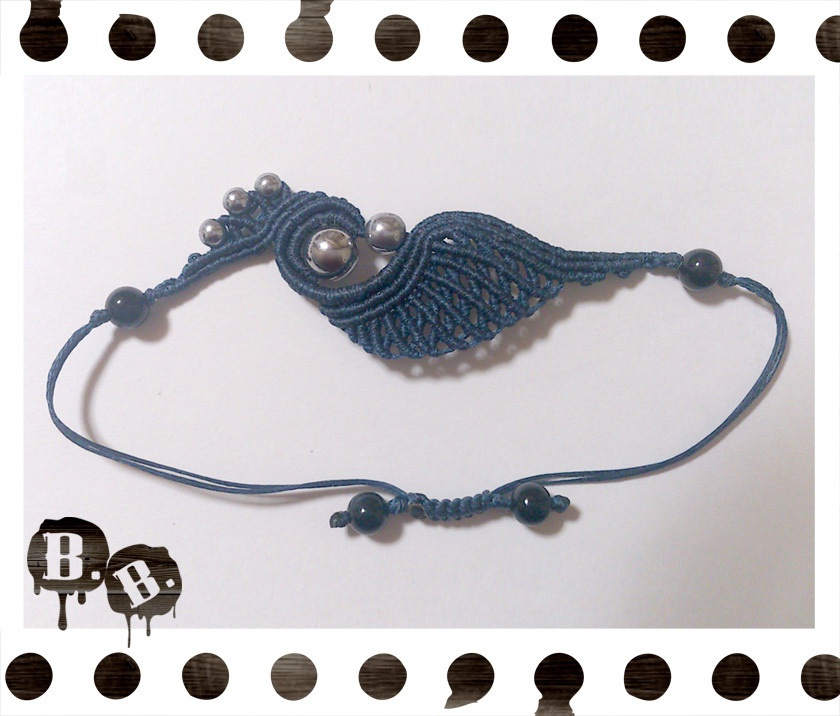 渦翼のブレスレット【ヘマタイトシルバー】【ネイビーコード】【ハンドメイドアクセサリー】