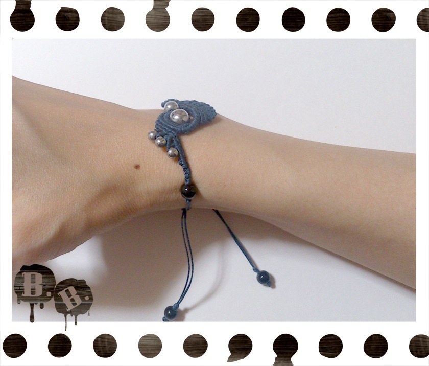 渦翼のブレスレット【ヘマタイトシルバー】【ネイビーコード】【ハンドメイドアクセサリー】