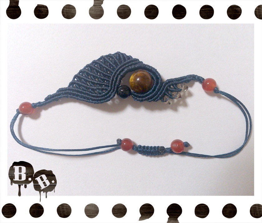 渦翼のブレスレット【金珊瑚】【ネイビーコード】【ハンドメイドアクセサリー】