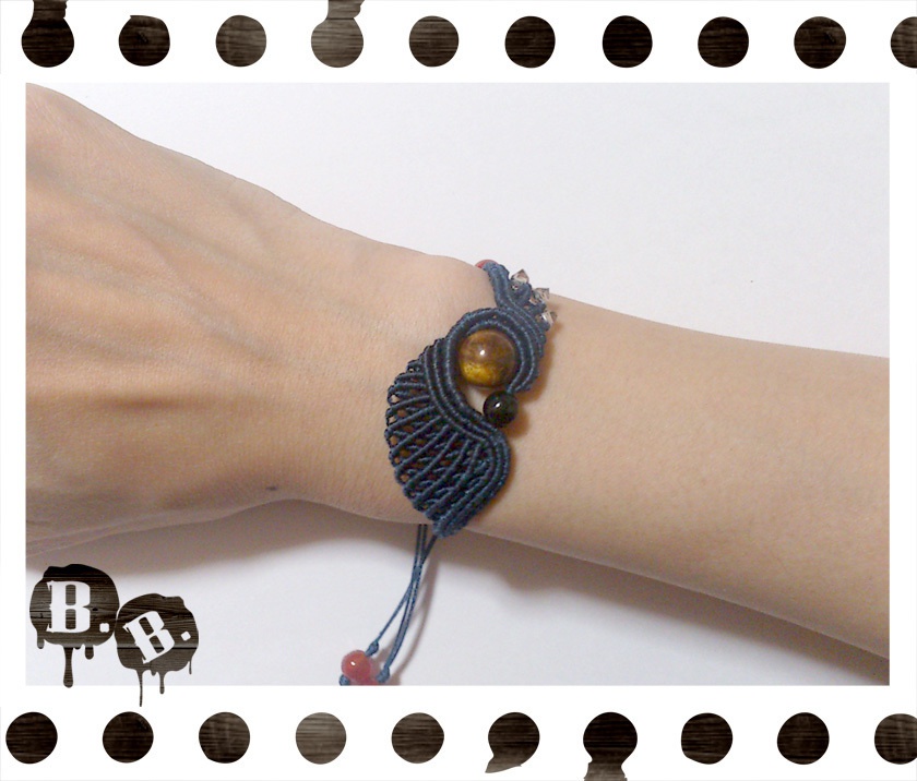渦翼のブレスレット【金珊瑚】【ネイビーコード】【ハンドメイドアクセサリー】