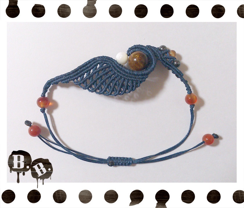 渦翼のブレスレット【金珊瑚】【ネイビーコード】【ハンドメイドアクセサリー】