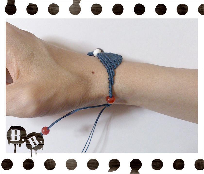 渦翼のブレスレット【金珊瑚】【ネイビーコード】【ハンドメイドアクセサリー】