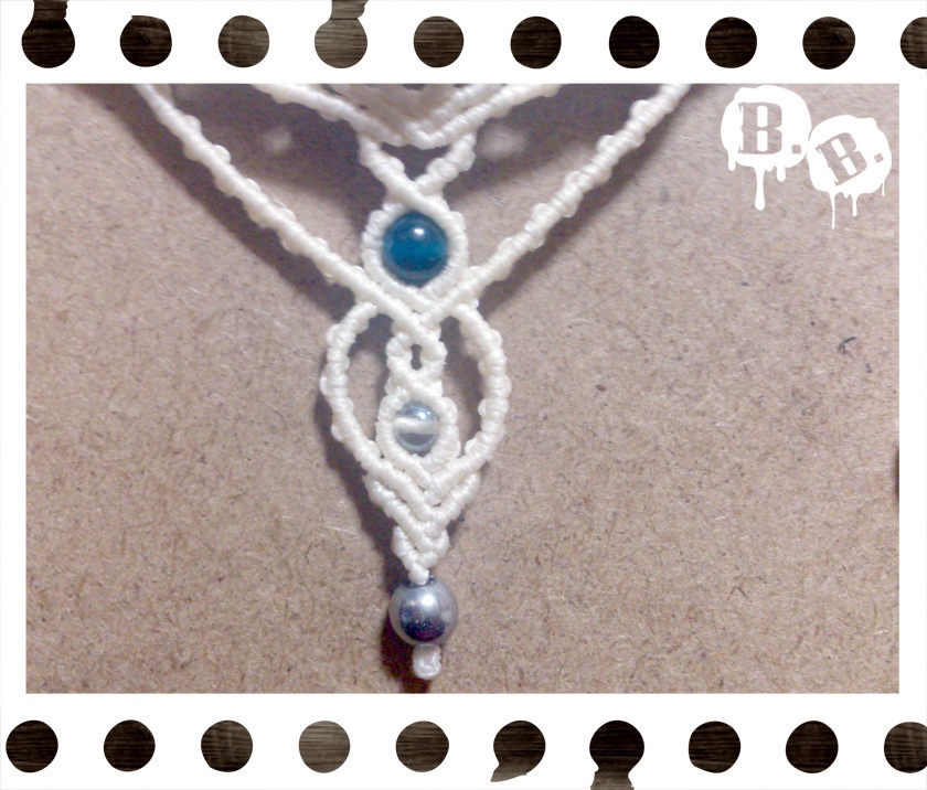 レイニークローバーのネックレス(チョーカー)【アパタイト】【ナチュラルホワイトコード】【ハンドメイドアクセサリー】