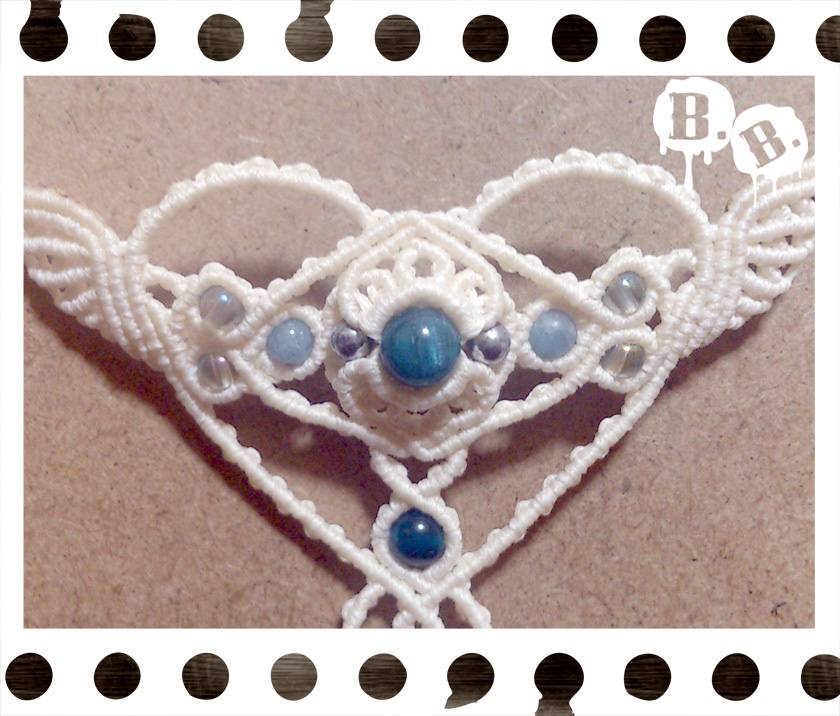 レイニークローバーのネックレス(チョーカー)【アパタイト】【ナチュラルホワイトコード】【ハンドメイドアクセサリー】