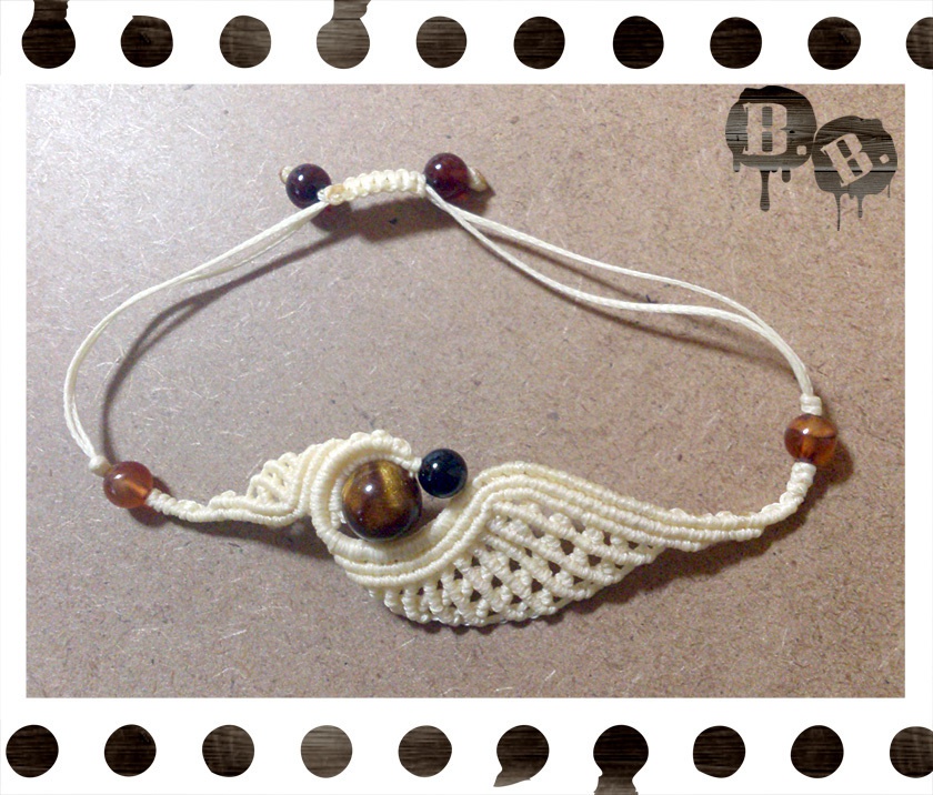 渦翼のブレスレット【金珊瑚】【クリームイエローコード】【ハンドメイドアクセサリー】